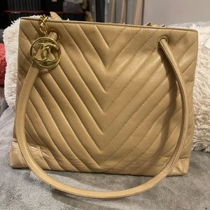 ❤️SOLD❤️ Auth Vintage CHANEL Beige Lambskin Chevron Shoulder Bag with 24K GHW